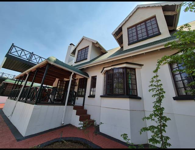 4 BEDROOM TOWNHOUSE FOR SALE IN VAALVIEW